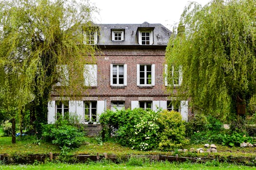 Maison en brique avec jardin verdoyant