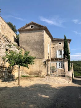 Maison en pierre dans la campagne francaise