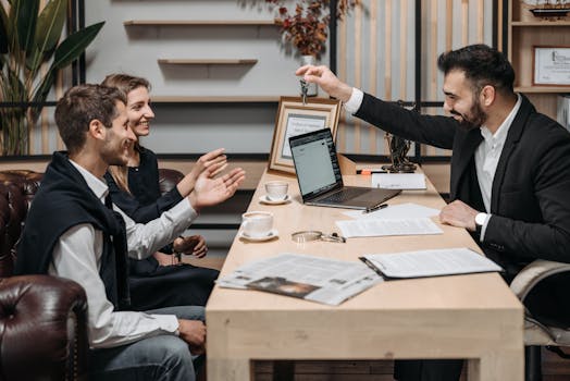 Agent immobilier remettant les cles a ses clients