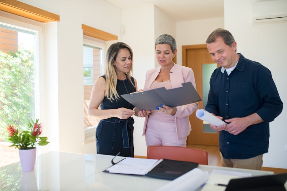 Professionnels de l'agence immobiliere accompagnant leurs clients